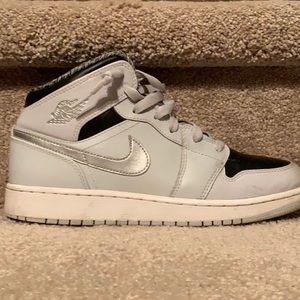 Jordan 1 Mid ‘Pure Platinum’ Metallic Silver